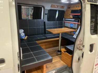 TOYOTAタウンエースのキャンパーは、シックなリビングルームのよう!