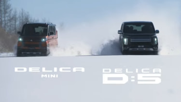 雪原爆走!注目のデリカミニとデリカD:5が雪を巻き上げひた走る!