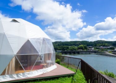 亀山湖で温泉グランピング!源泉かけ流し温泉も楽しめる「glampark亀山温泉」がリニューアル!