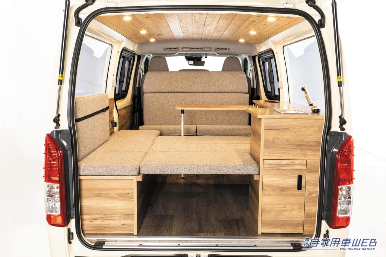 |トヨタのハイエースがベースのキャンピングカー!FLEX「Wood Village(ウッドヴィレッジ)」はフルフラットで超広い!