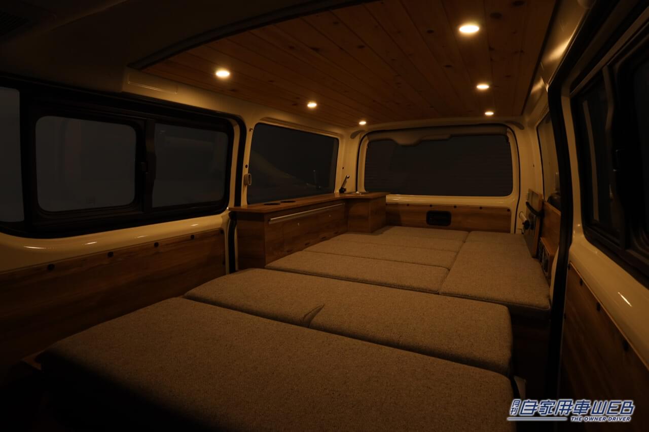 |トヨタのハイエースがベースのキャンピングカー!FLEX「Wood Village(ウッドヴィレッジ)」はフルフラットで超広い!