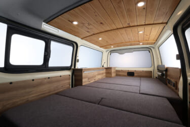 トヨタのハイエースがベースのキャンピングカー!FLEX「Wood Village(ウッドヴィレッジ)」はフルフラットで超広い!