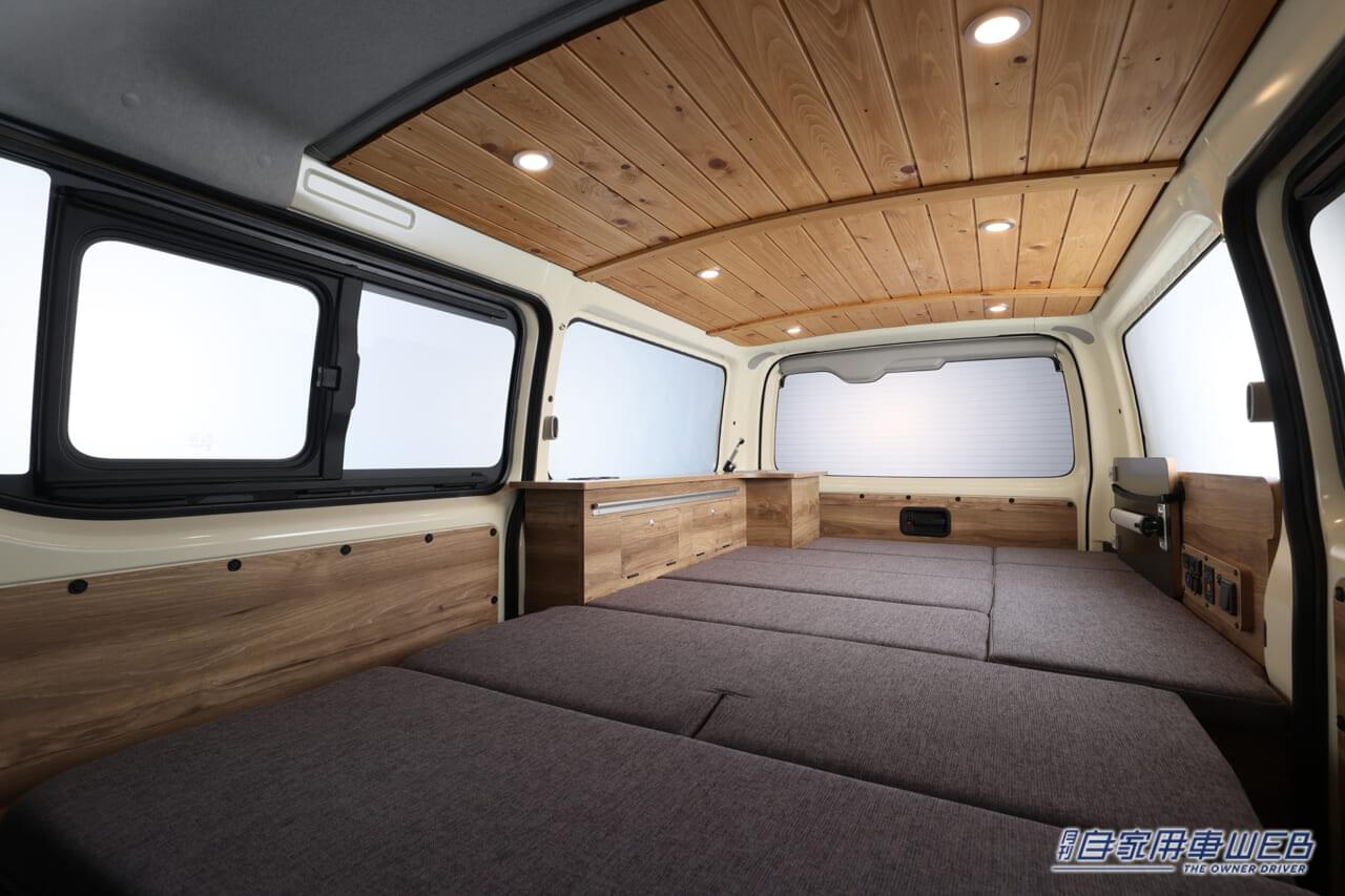 |トヨタのハイエースがベースのキャンピングカー!FLEX「Wood Village(ウッドヴィレッジ)」はフルフラットで超広い!
