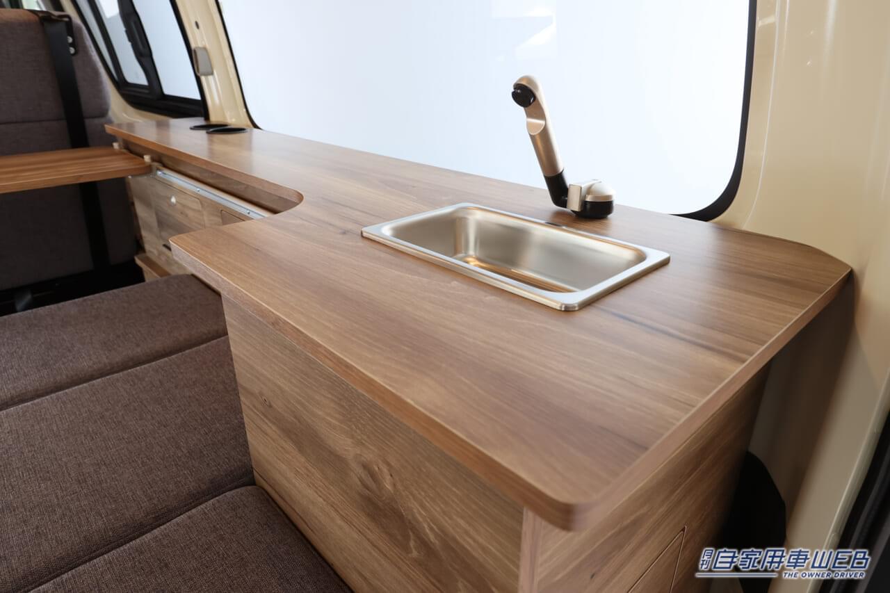 |トヨタのハイエースがベースのキャンピングカー!FLEX「Wood Village(ウッドヴィレッジ)」はフルフラットで超広い!