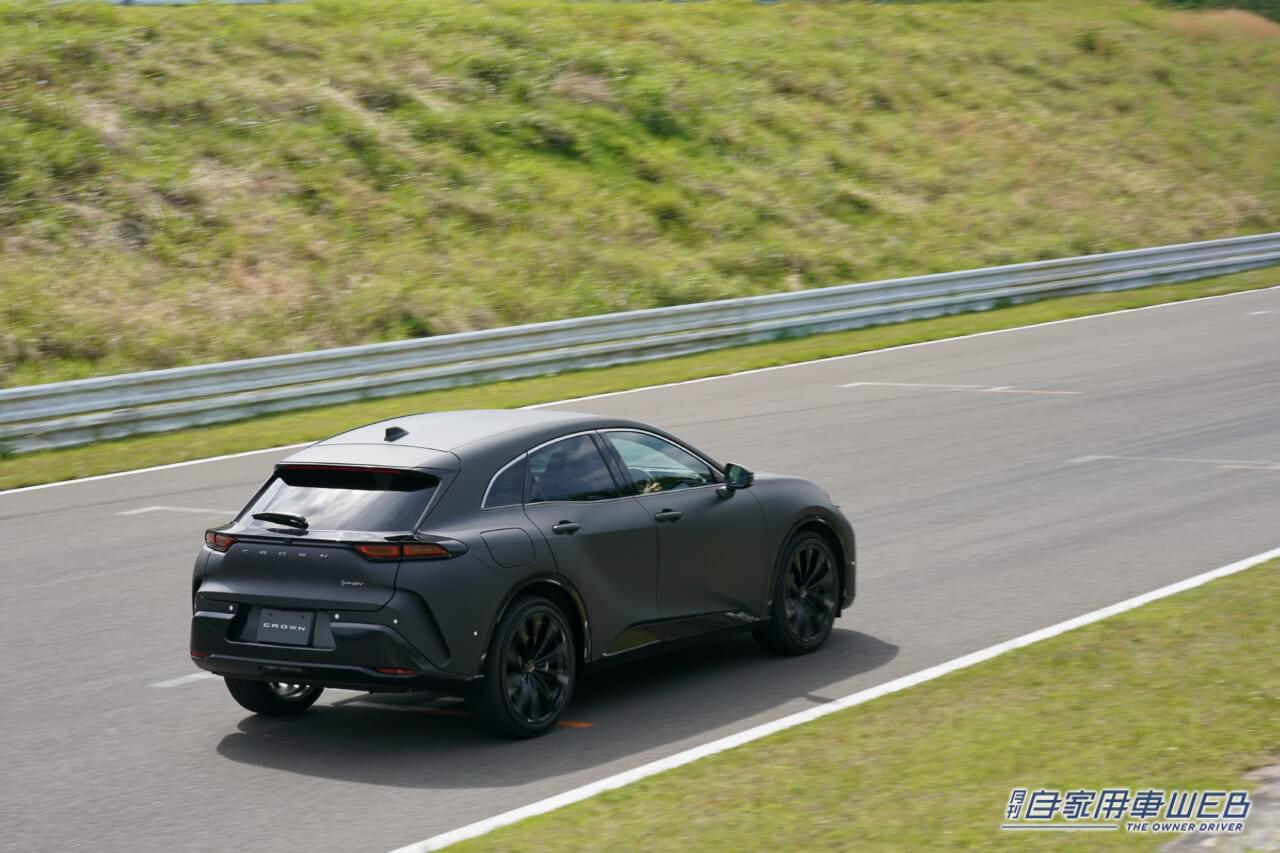 |話題のトヨタ「クラウンスポーツ」ショートサーキットでプロト初乗りインプレッション。PHEVは1クラス上のパワフルさ!!