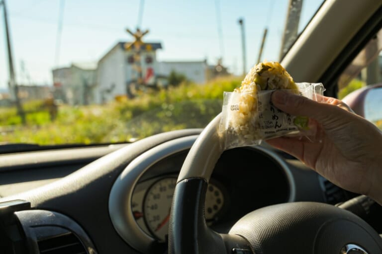 運転中に食事するイメージ