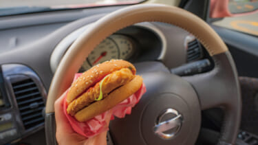 おにぎりにお茶に飴…食事しながらの運転って違反？