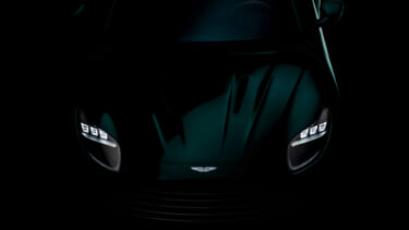 アストンマーティンが新世代モデルのティザーを開始、ファン待望の新型スポーツカー!