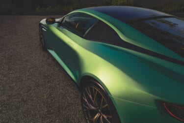 世界初のスーパーツアラーが誕生!アストンマーティン、V8ツインターボ搭載の新型DB12がデビュー!