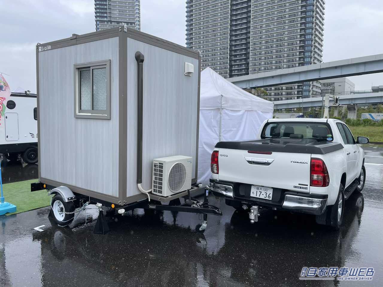 |トレーラーハウス「Sral Me」牽引できる部屋には机・椅子・ベッド・エアコンも完備!