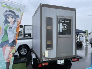 トレーラーハウス「Sral Me」牽引できる部屋には机・椅子・ベッド・エアコンも完備!