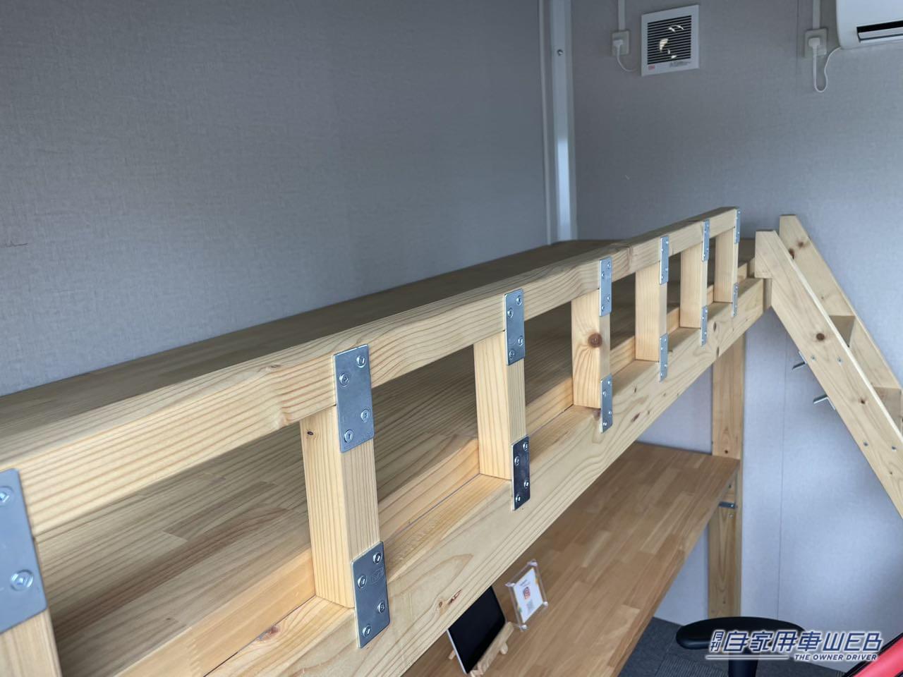 |トレーラーハウス「Sral Me」牽引できる部屋には机・椅子・ベッド・エアコンも完備!