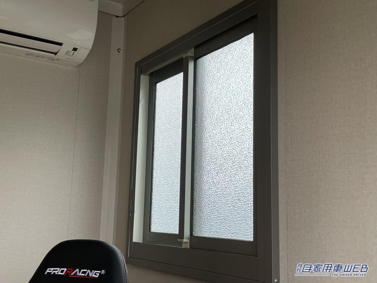 |トレーラーハウス「Sral Me」牽引できる部屋には机・椅子・ベッド・エアコンも完備!