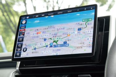 大画面ディスプレイ好きユーザー注目! 幅広い車種に取り付けられるフローティングスタイルナビカタログ!