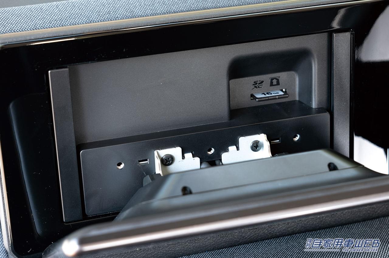 |大画面ディスプレイ好きユーザー注目! 幅広い車種に取り付けられるフローティングスタイルナビカタログ!