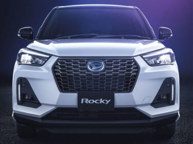 社内試験は問題なし! ダイハツ「ロッキーHEV」とトヨタ「ライズHEV」運転者席側ポール側面衝突の試験結果公表