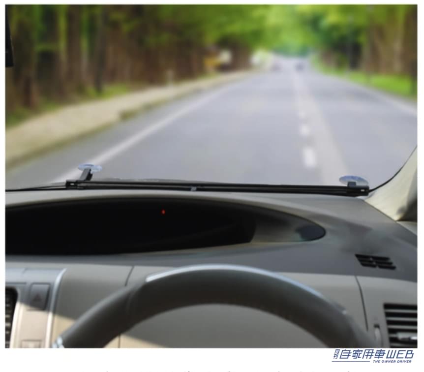 |後付けできるロール式サンシェードが超便利! ドラレコやディスプレイにも干渉せずストレスフリー