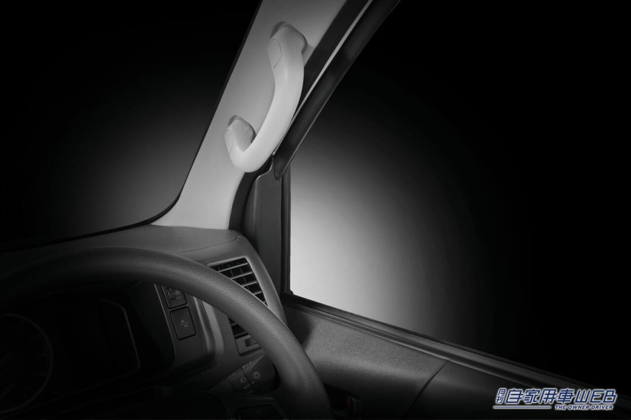 |これで交通違反も怖くない!? ハイエースユーザーに朗報、「前方視界基準」に対応したアシストグリップ取付のスマートフォンホルダーが発売!