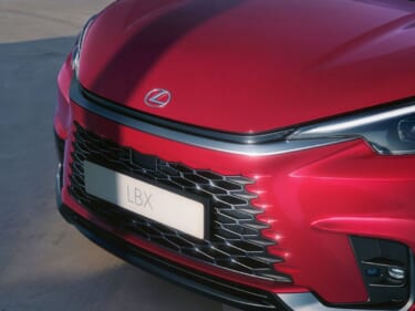 レクサス「LBX」が採用したユニファイドスピンドルグリル。今までのレクサスと何が違う!?