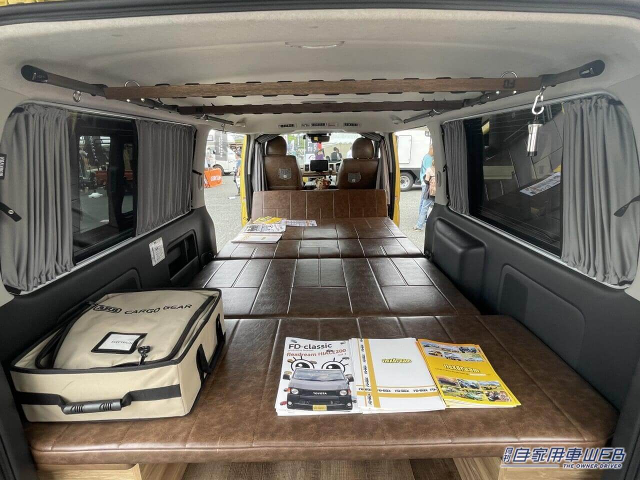 |車内の広さで選ぶならコレ! レザー調のシートがオシャレなハイエースのキャンパー