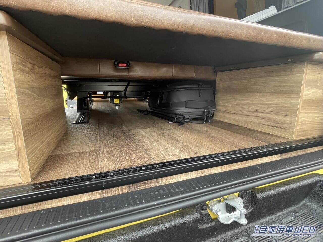 |車内の広さで選ぶならコレ! レザー調のシートがオシャレなハイエースのキャンパー