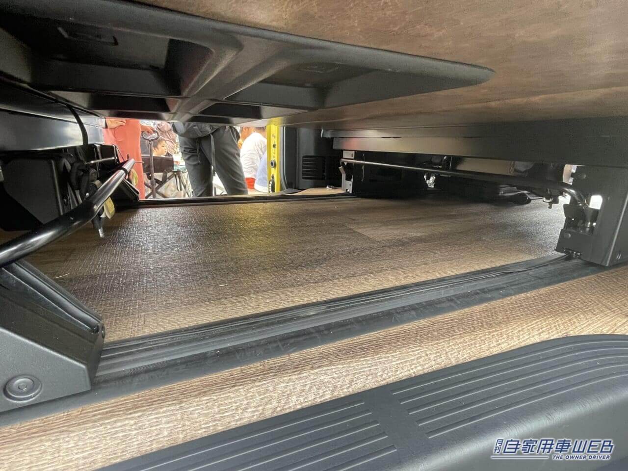 |車内の広さで選ぶならコレ! レザー調のシートがオシャレなハイエースのキャンパー