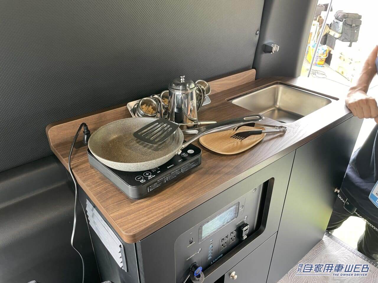 |「なにこの万能感」キャンパーの最終形か?もはや“反則”だろ。無骨なのにおしゃれ、タフなのに快適。