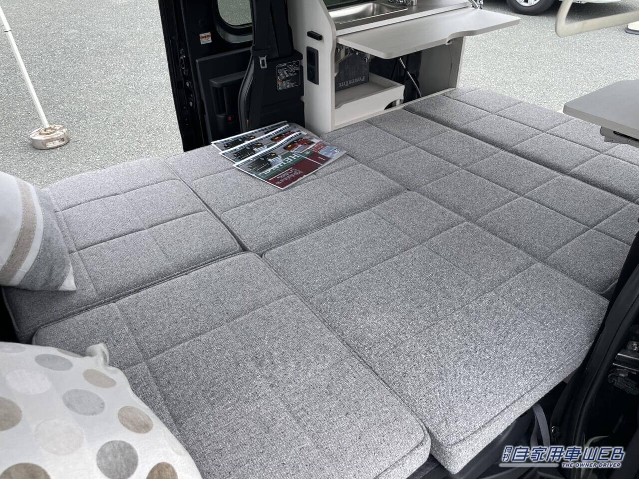 |「軽自動車だよね?」「巨大ソファだ…」もはや部屋。すごく広い空間が特徴的、ダイハツ・アトレーがベースの軽キャンパー