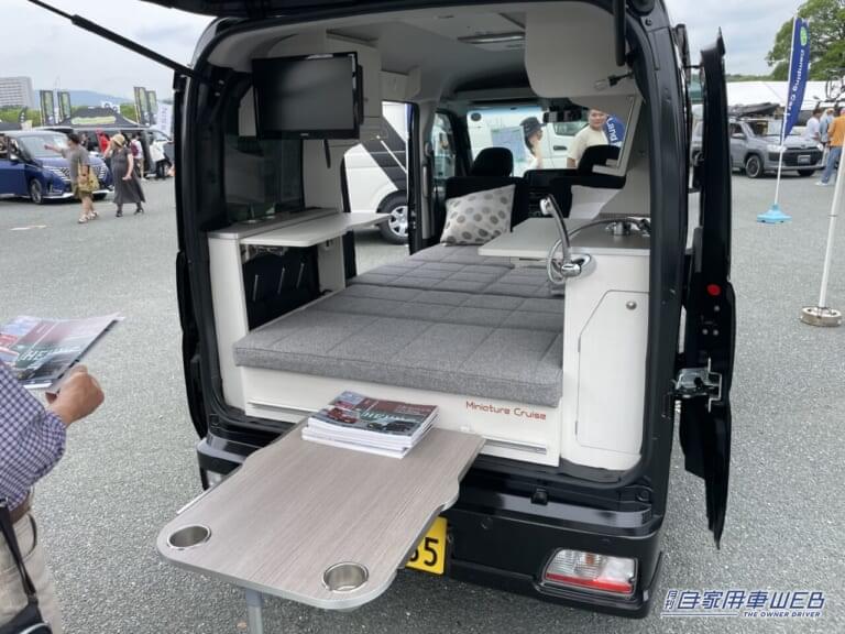 ダイハツ アトレー 軽キャンパー|「軽自動車だよね?」「巨大ソファだ…」もはや部屋。すごく広い空間が特徴的、ダイハツ・アトレーがベースの軽キャンパー