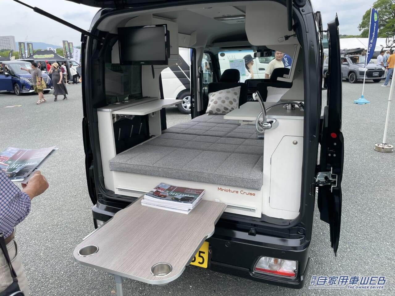 |「軽自動車だよね?」「巨大ソファだ…」もはや部屋。すごく広い空間が特徴的、ダイハツ・アトレーがベースの軽キャンパー