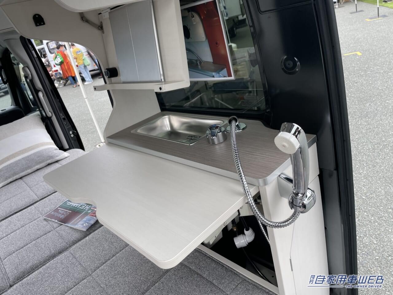 |「軽自動車だよね?」「巨大ソファだ…」もはや部屋。すごく広い空間が特徴的、ダイハツ・アトレーがベースの軽キャンパー