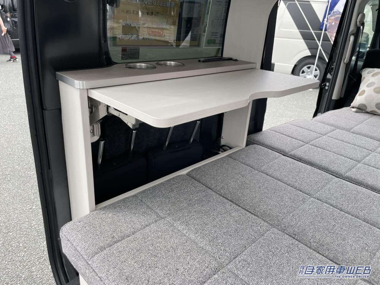 |「軽自動車だよね?」「巨大ソファだ…」もはや部屋。すごく広い空間が特徴的、ダイハツ・アトレーがベースの軽キャンパー