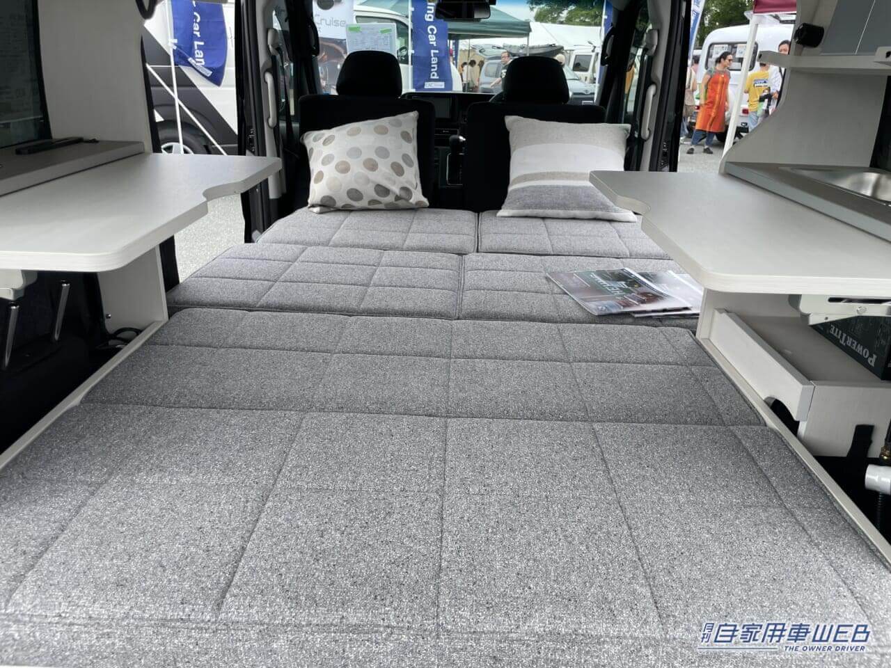 |「軽自動車だよね?」「巨大ソファだ…」もはや部屋。すごく広い空間が特徴的、ダイハツ・アトレーがベースの軽キャンパー