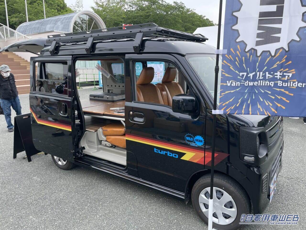 |レトロおしゃれな軽キャンパー! ブラックのスズキ エブリイをベースにこだわりカスタム