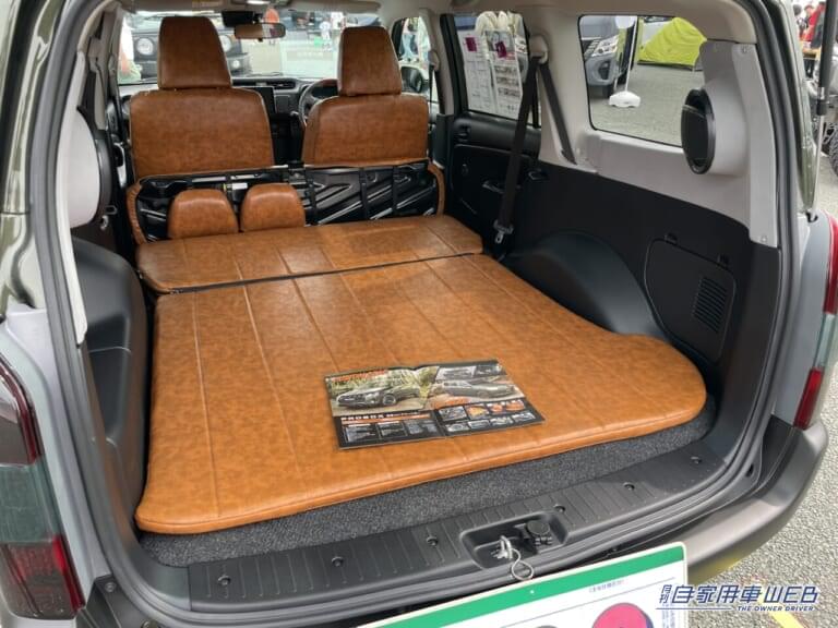 後部座席を倒すと1900mmのベッドスペースが出現。|「本当にプロボックスか?」「もはやSUVじゃん」超カッコいいのは外装だけじゃない。レザー調のインテリアまで魅力のプロボックス