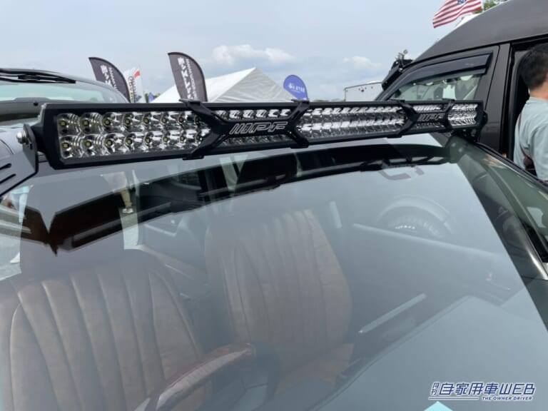 ルーフに設置されたLEDライト|「本当にプロボックスか?」「もはやSUVじゃん」超カッコいいのは外装だけじゃない。レザー調のインテリアまで魅力のプロボックス