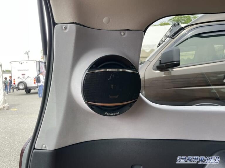 音質にもこだわったスピーカーを搭載。|「本当にプロボックスか?」「もはやSUVじゃん」超カッコいいのは外装だけじゃない。レザー調のインテリアまで魅力のプロボックス