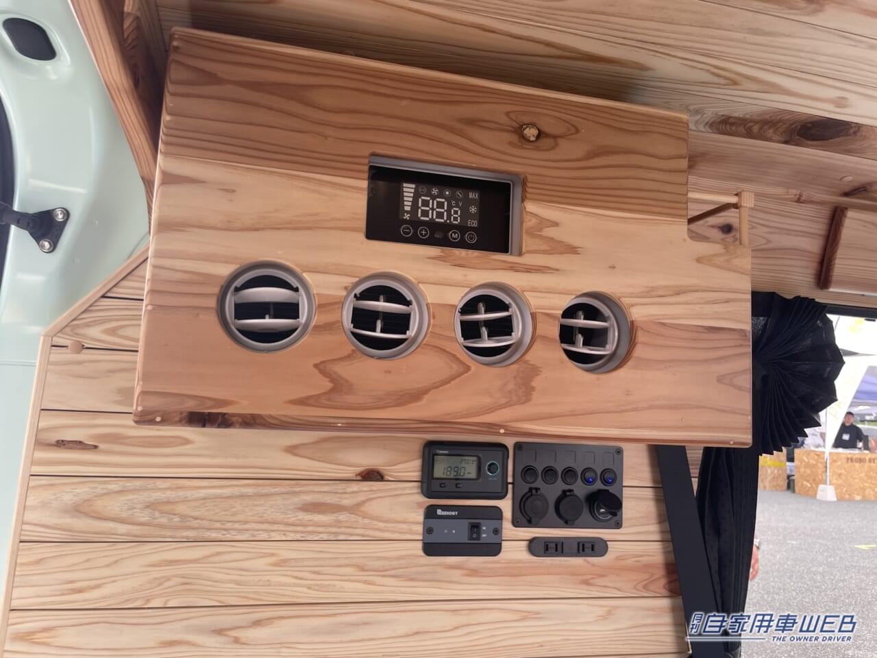 |「嘘でしょ、天井まで?」「軽バンとは思えない」天然木のボックスで遊べる軽キャンパー