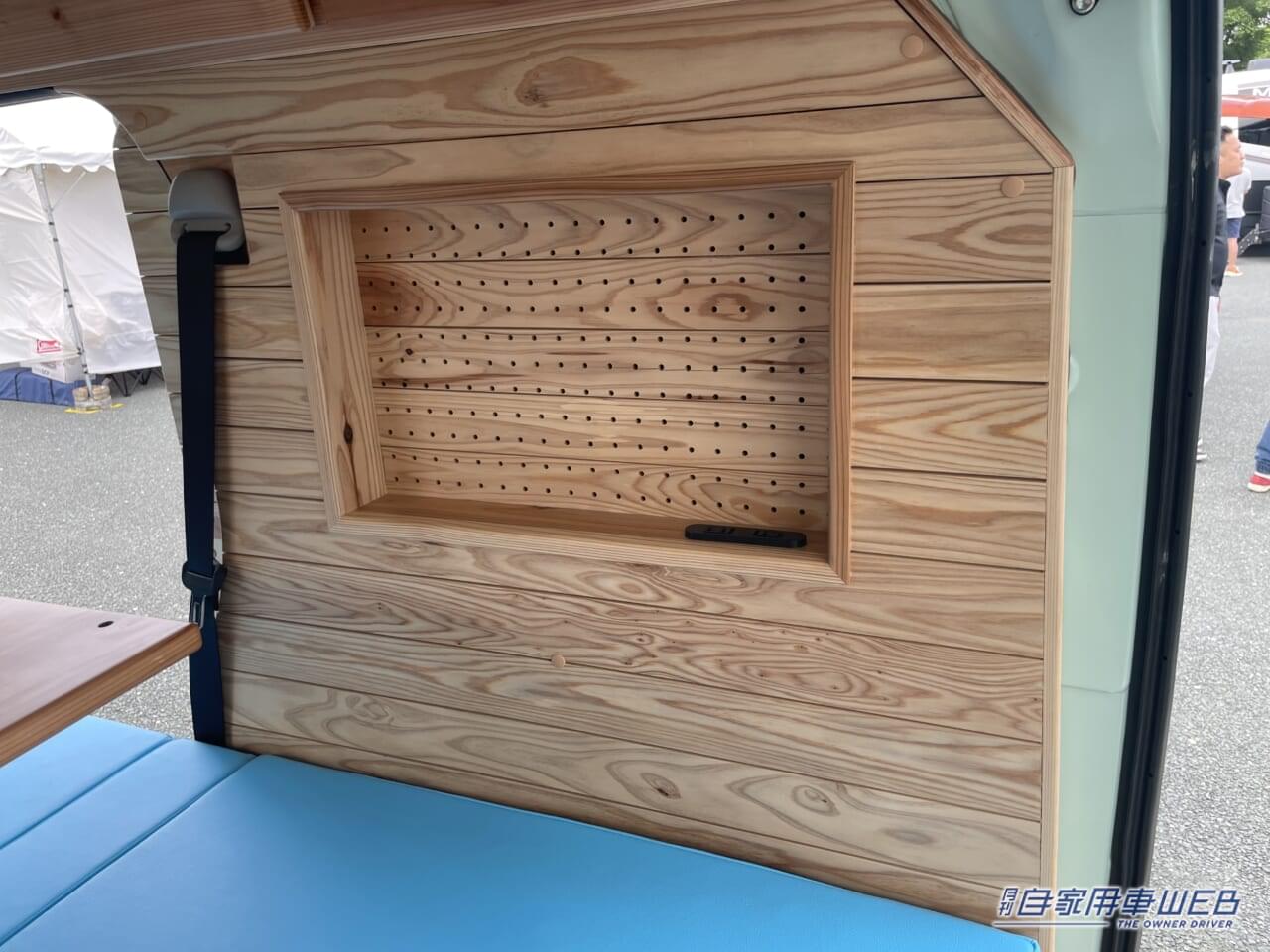 |「嘘でしょ、天井まで?」「軽バンとは思えない」天然木のボックスで遊べる軽キャンパー