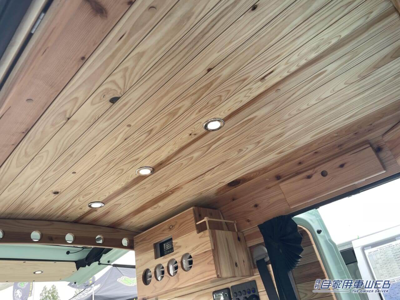 |「嘘でしょ、天井まで?」「軽バンとは思えない」天然木のボックスで遊べる軽キャンパー