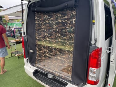 付けっぱなしOKな絶対的便利アイテム! 蚊帳を装備したハイエースがベースのキャンパー