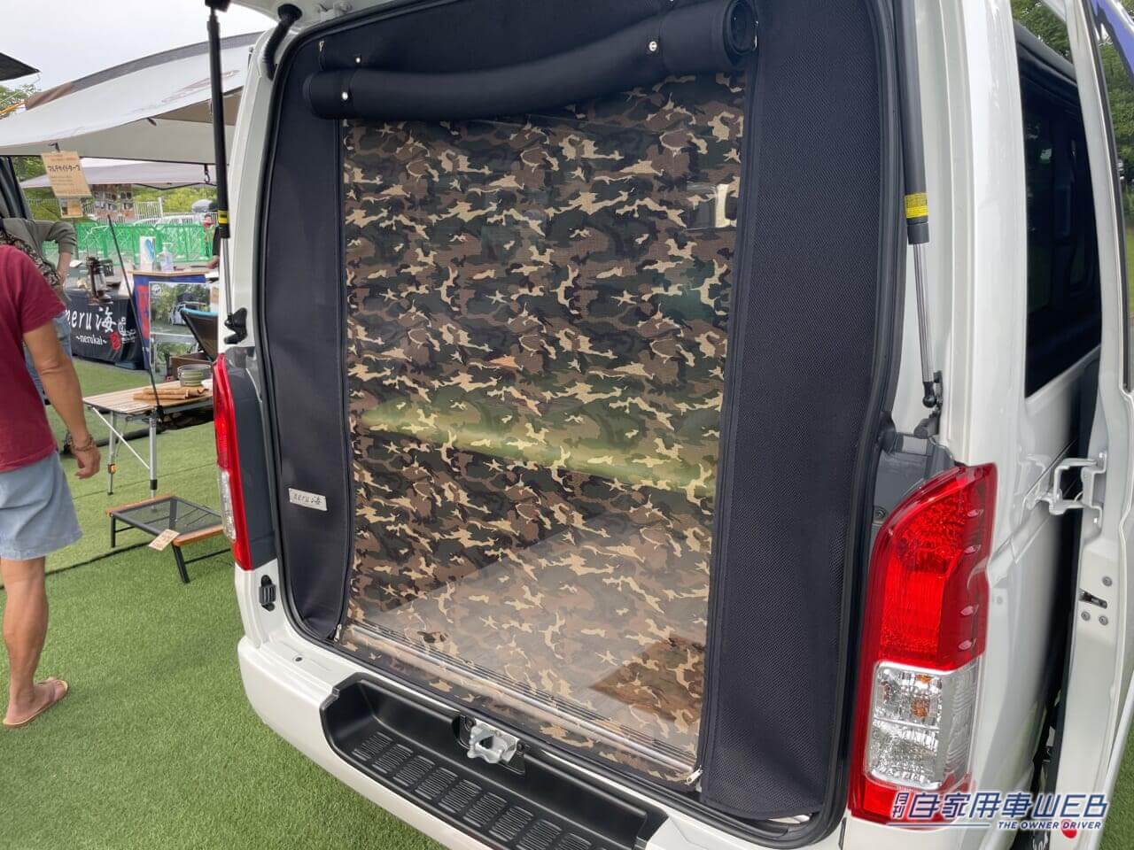 |付けっぱなしOKな絶対的便利アイテム! 蚊帳を装備したハイエースがベースのキャンパー