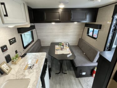 走るワンルーム! 一人暮らしができそうなキャンピングトレーラー