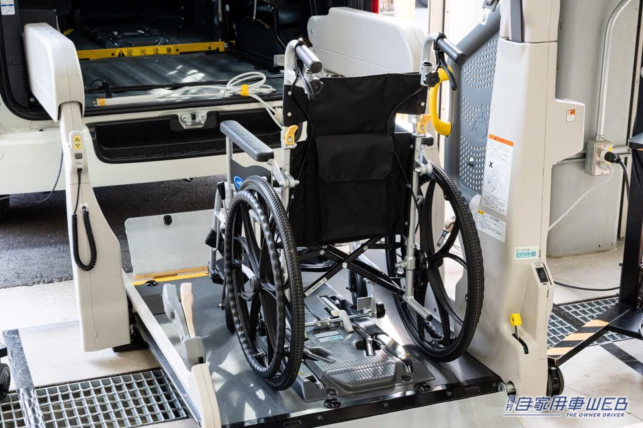 |トヨタテクニカルワークショップで見つけた、車いすワンタッチ固定装置と階段上れる電動車いす