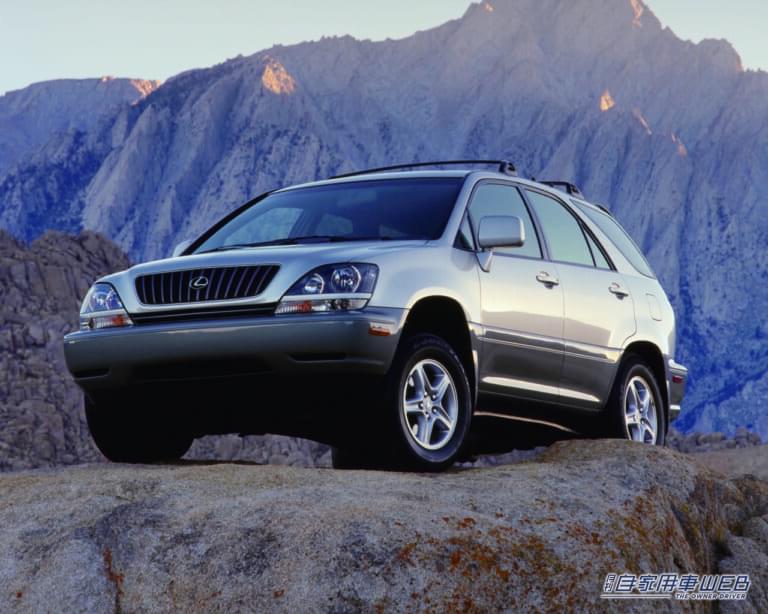 レクサス RX300(2000)|海外メーカーに衝撃を与え「空前の大ヒット」を記録。レクサスを語る際に外せないモデルたちに注目。