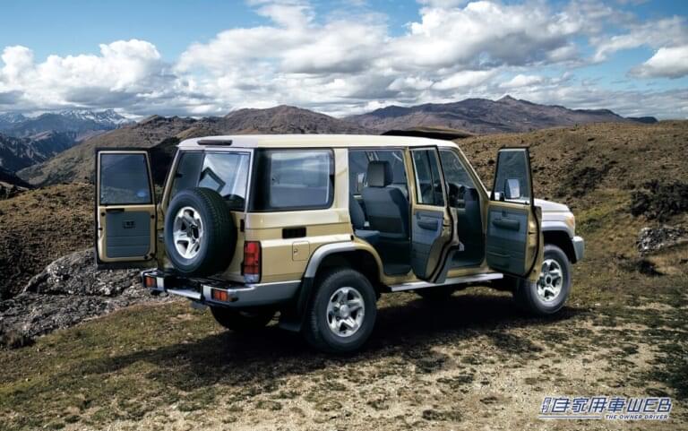 2014年に復刻した70系 トヨタ ランドクルーザー|「トヨタ最古のブランド」「クラウンより古い」現在は不動の地位。始まりは1951年、着実な実績を重ねた大人気のクルマ。