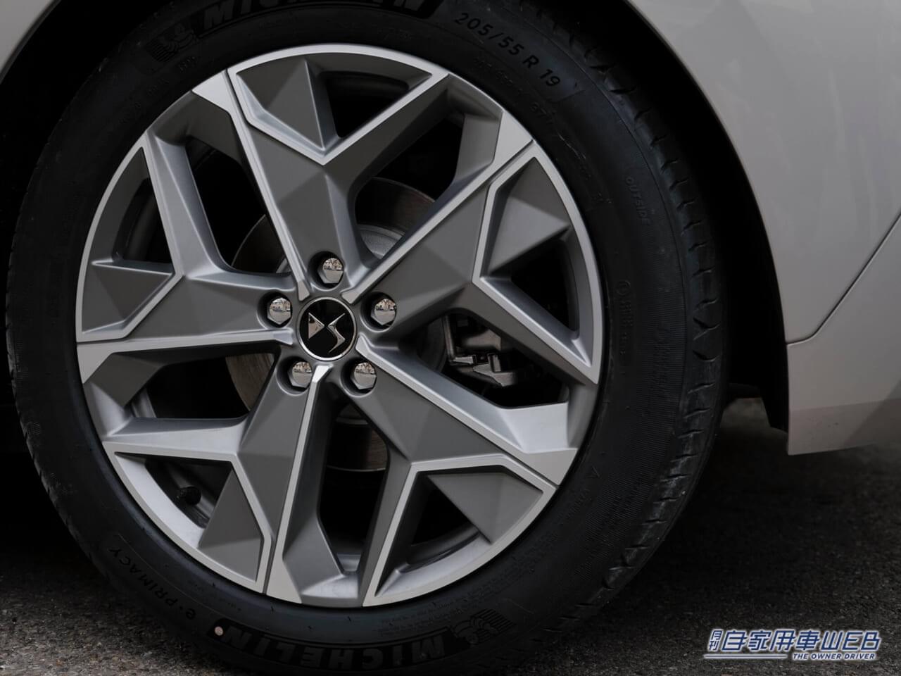 |年に1度、全モデル共通のテーマで展開する特別なモデル! 第一弾として「DS 4 / DS 7 Esprit de Voyage」の2台を発表