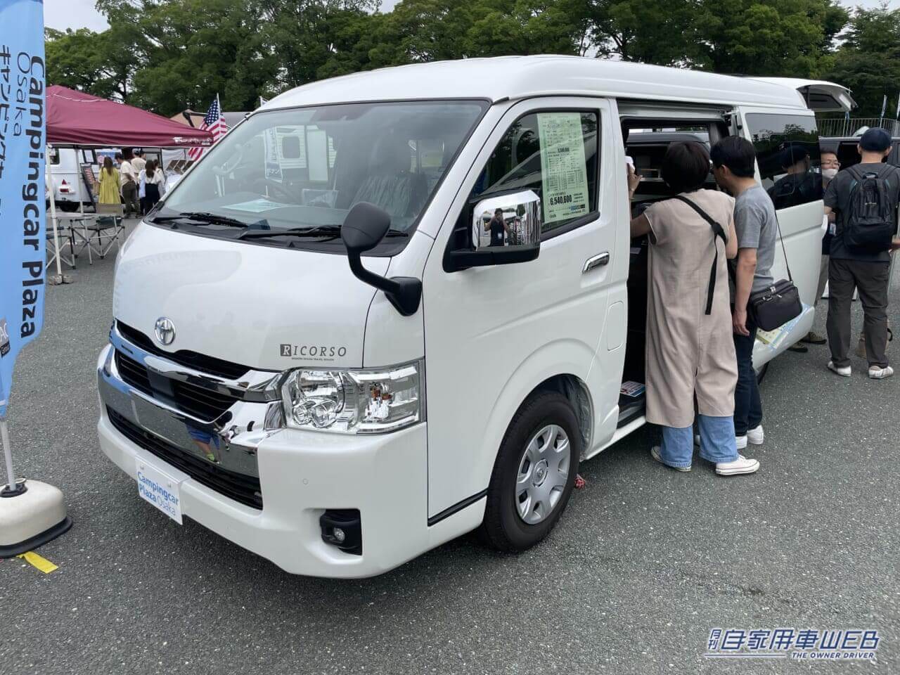 |バーのような落ち着いた大人の空間が広がるハイエースがベースのキャンパー