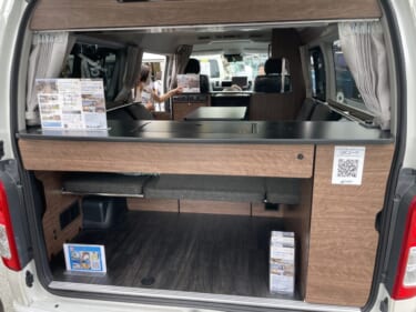 バーのような落ち着いた大人の空間が広がるハイエースがベースのキャンパー