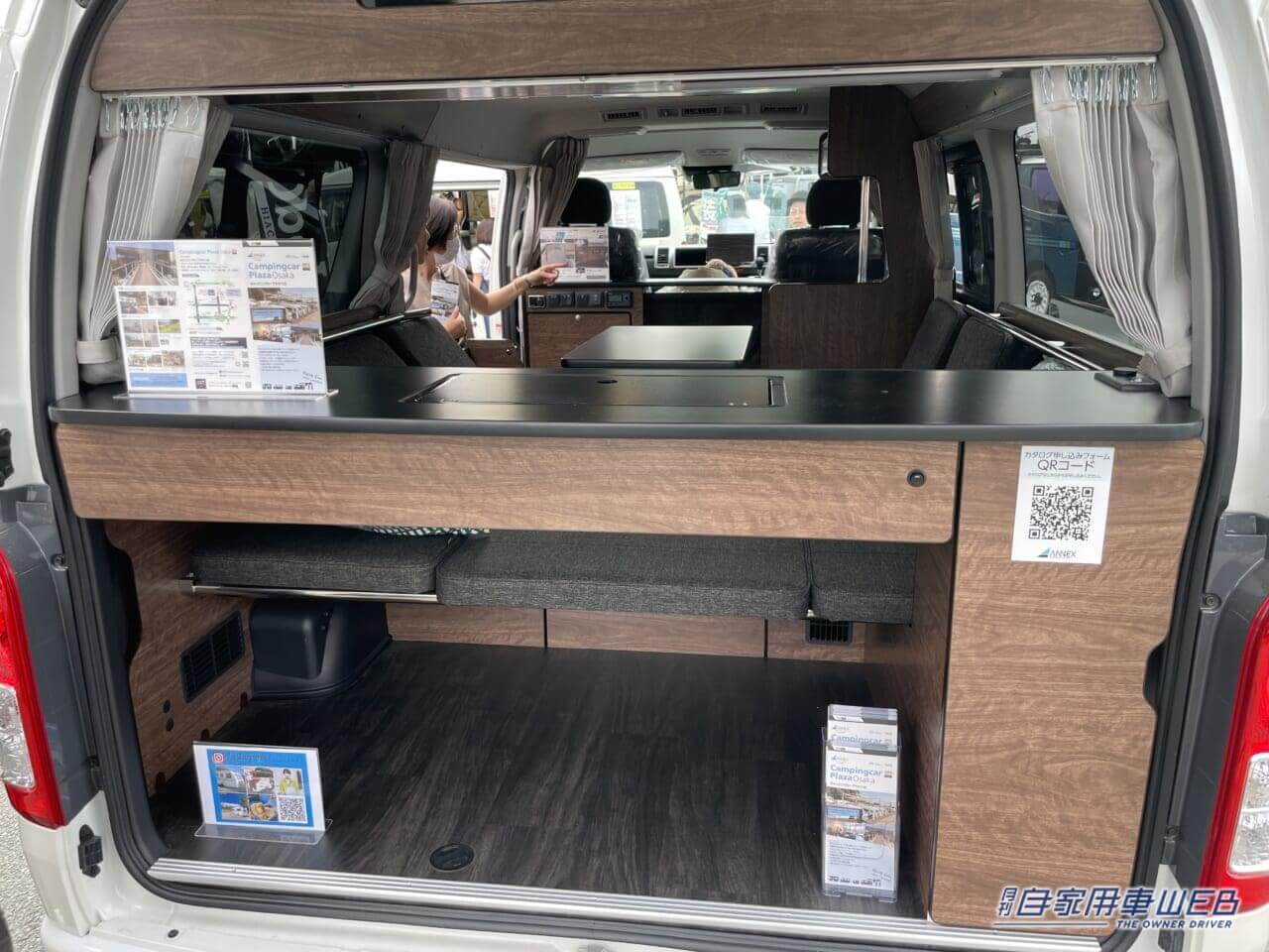 |バーのような落ち着いた大人の空間が広がるハイエースがベースのキャンパー